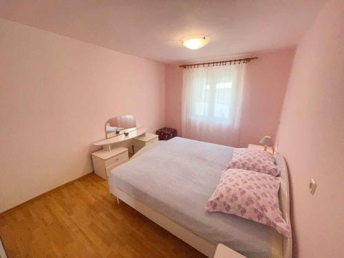 Apartments In Jadranovo 42066