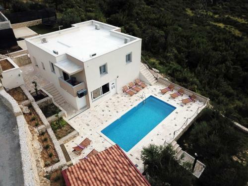 Villa Anabella Peaceful Holiday Home With Pool