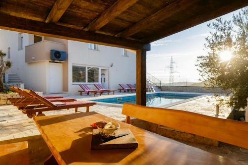 Villa Anabella Peaceful Holiday Home With Pool