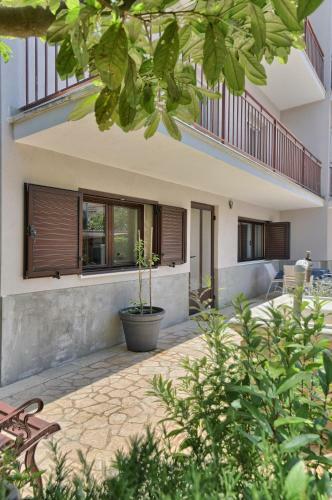 Brezac Olive Garden Apartment