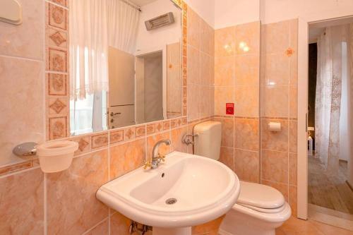 Seaside Apartments With A Swimming Pool Jelsa, Hvar - 2067