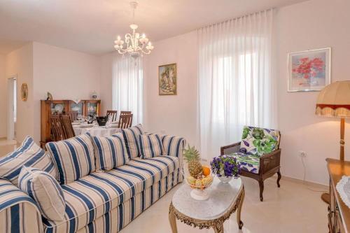 Seaside Apartments With A Swimming Pool Jelsa, Hvar - 2067