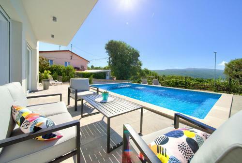 Apartment Timmy With Private Pool & Seaview
