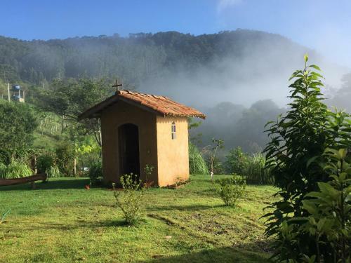 Lodge Canarinho Da Terra Com Seu C�o