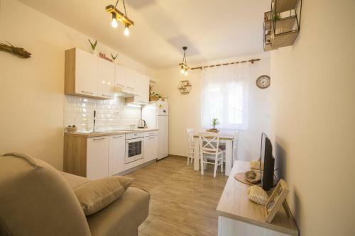 Little Bee Apartment
