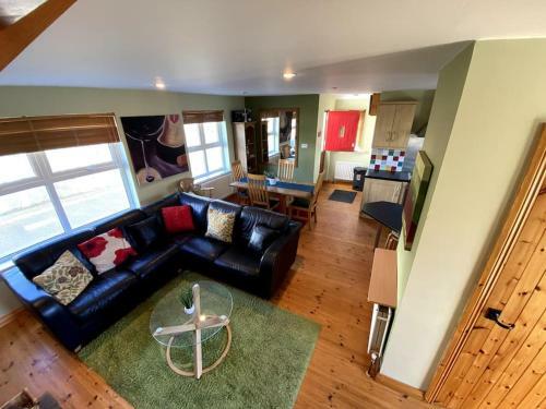 Cosy 3 Bed Cottage With A Indoor Fireplace!