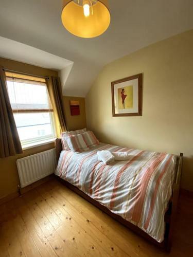 Cosy 3 Bed Cottage With A Indoor Fireplace!