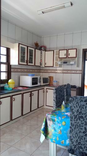 Casa P/ Fam�lia Com Vista Para O Mar