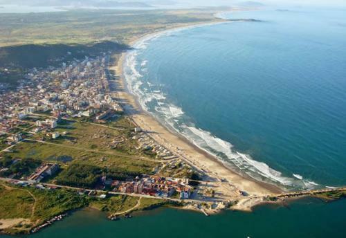 Apartamento 3 Dorm., O Quintal � A Praia E Molhes
