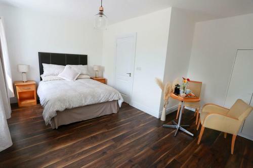Luxury 6 Bedroom Spiddal Villa, Jacuzzi, Balcony