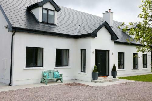 Luxury 6 Bedroom Spiddal Villa, Jacuzzi, Balcony