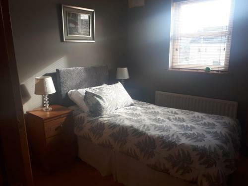 Manor Holiday Home-sleeps 8