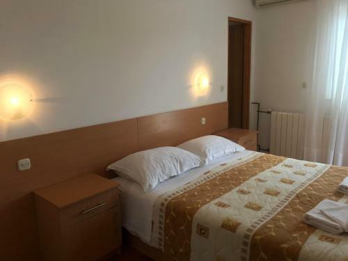 Cosy Sun-splashed Bedroom - Pansion Hajduk
