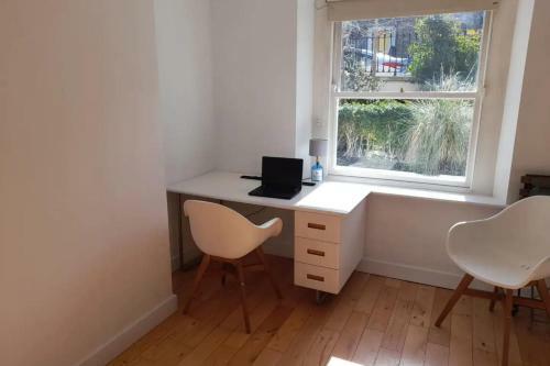 Modern 1 Bedroom Apartment In Trendy Portabello