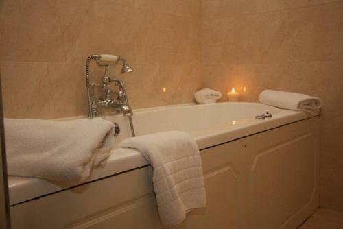 Hostal Lake Lodge Guesthouse