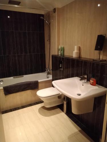 Spacious Luxury Room, Close To Everything.
