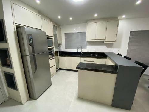 Resid�ncia White House - Casa De Piscina Em Penha.