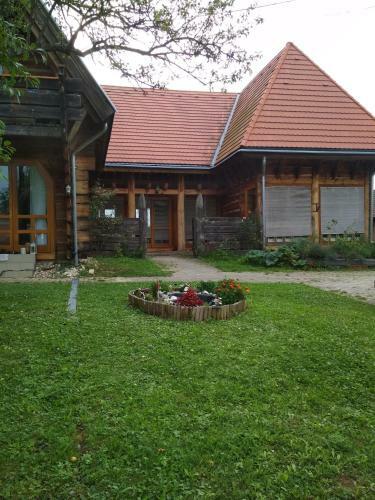 Apartman Egy Makovecz Imre Tervezte H�zban