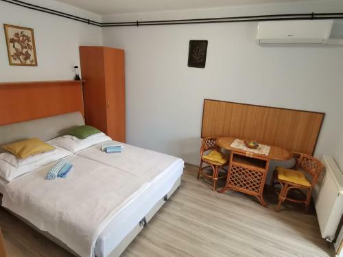 R�zsa Apartman