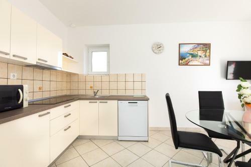 Apartments With Pool Ivana Krk