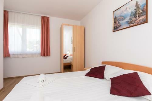 Apartments With Pool Ivana Krk