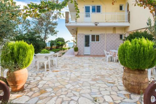Villa Pouliezos Apartments