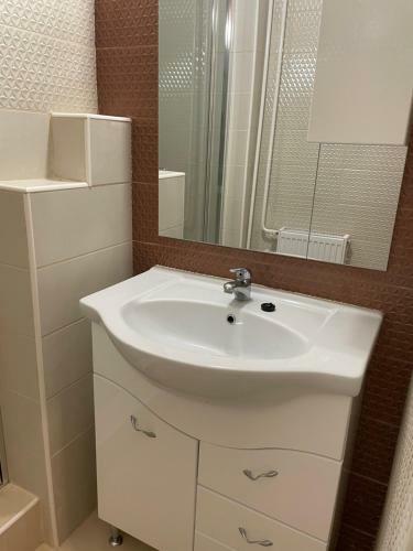 Adam Apartman