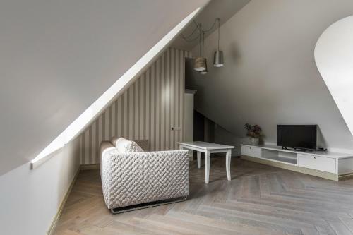 City Entrance Apartment