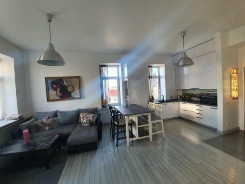 Vilnius Apartment With Stained Glass