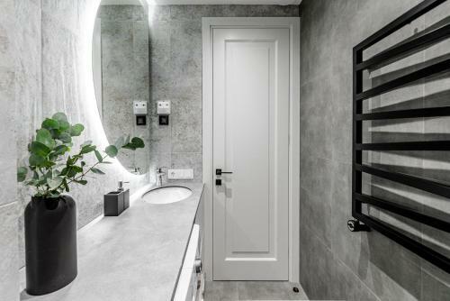 Luxurious Apartment In Vilnius Old Town By Reside Baltic
