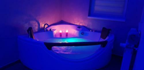 Hostal Jacuzzi Room