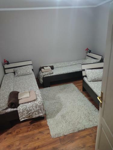 Dee-dee Apartments