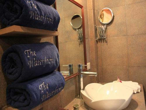 The Waterfront Boutique Hotel & Cafe