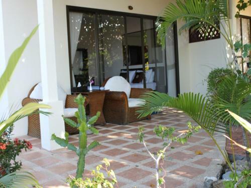 The Waterfront Boutique Hotel & Cafe
