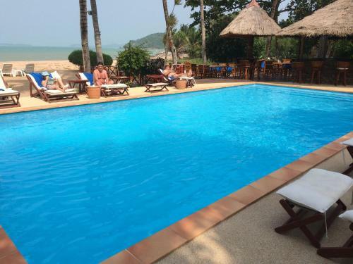 The Waterfront Boutique Hotel & Cafe