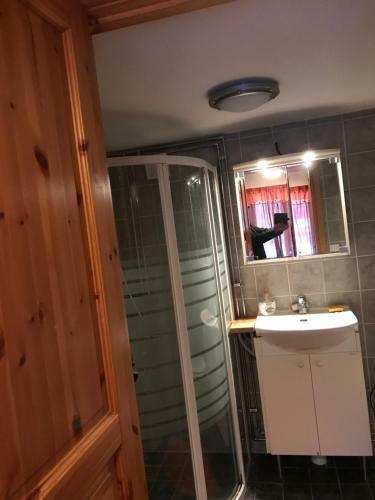 Trevlig Stuga P� Landet, Centralt 8km Fr�n Centrum
