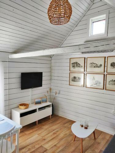 Centralt Och Havsn�ra! Stuga I Lugnt Villomr�de