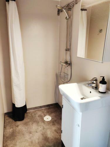 Centralt Och Havsn�ra! Stuga I Lugnt Villomr�de