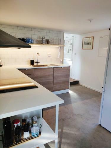 Centralt Och Havsn�ra! Stuga I Lugnt Villomr�de