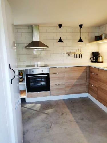 Centralt Och Havsn�ra! Stuga I Lugnt Villomr�de
