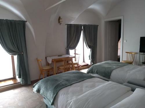 Hostal May House