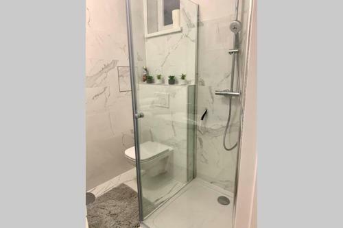 Completely Renovated Apartment Next To Lake.