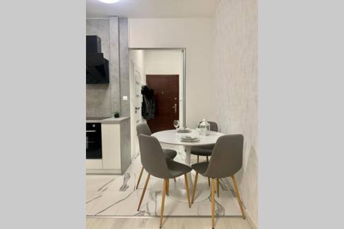 Completely Renovated Apartment Next To Lake.