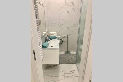 Completely Renovated Apartment Next To Lake.