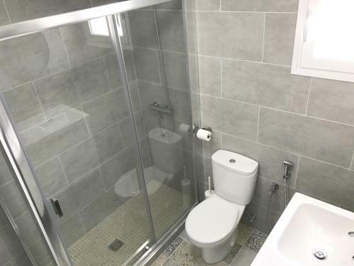 New Central 2br Apartment 100m-to-beach Free Parking