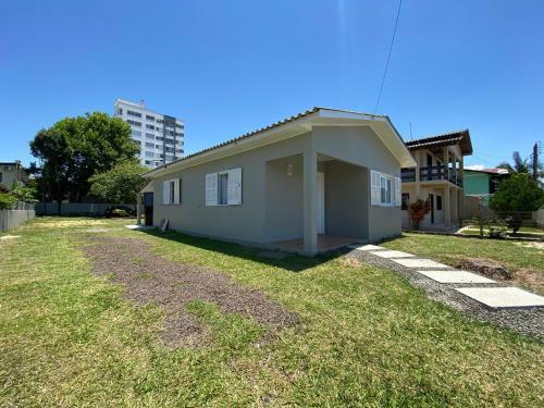 Casa De 2 Quartos No Centro E A 7 Quadras Da Praia Grande