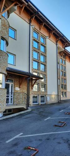 Apartman, Preko Puta Mone