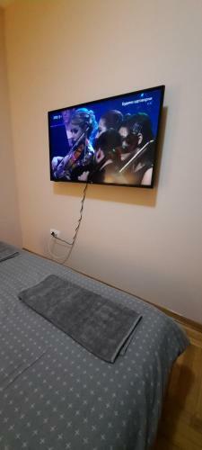 Apartman, Preko Puta Mone