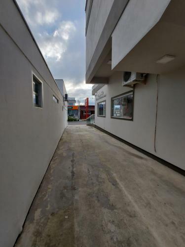 Apartamento Na Avenida Principal Com Garagem