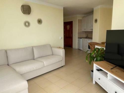 Refurbished 1 Bedroom Apartment With Large Pool